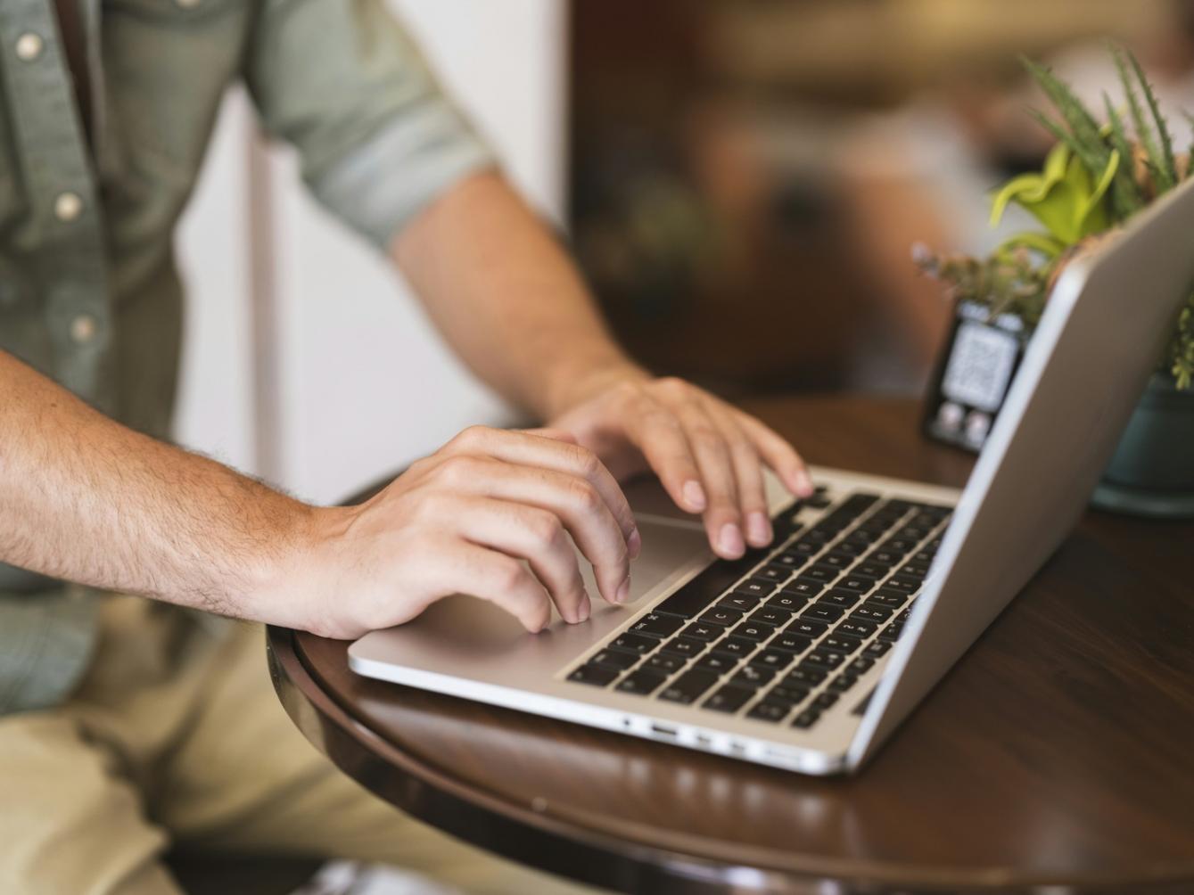 Équipe collaborative travaillant sur des solutions financières avec des ordinateurs et documents
